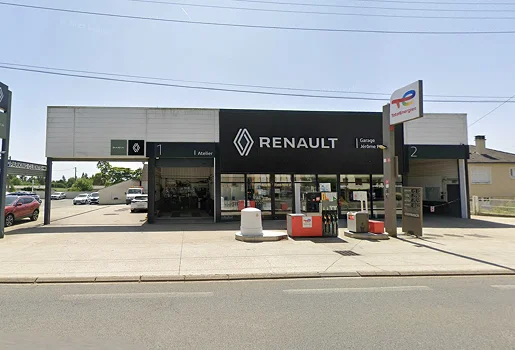 Garage automobile Renault avec station-service TotalEnergies par temps ensoleillé à Brou en Eure-et-Loir 28