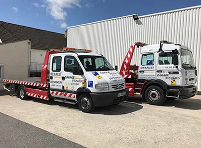 Deux camions de dépannage blancs Renault avec des rayures rouges, garés à l'extérieur à Brou en Eure-et-Loir 28