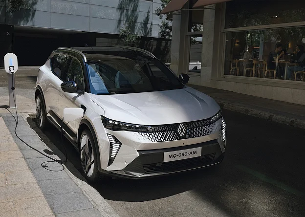 Une Renault 5 électrique blanche se recharge sur le trottoir à Brou en Eure-et-Loir 28