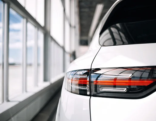 Vue latérale de l'arrière d'une voiture blanche près d'une grande fenêtre à Brou en Eure-et-Loir 28